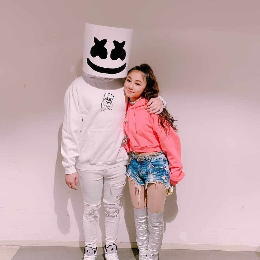 RIRIさんのインスタグラム写真 - (RIRIInstagram)「w/ MARSHMELLO . . I had sooo much fun!!!!❤️ I was very excited to meet you and support you as an opening act🙌. . Thank you so much for today!! Appreciate you and this great opportunity🙏✨✨✨. . 盛り上がってくれたみんな本当にありがとう！！！😆💕マシュメロさんのライブ最高すぎましたね！！！❤️😩🌈✨✨ . . しかし、、マシュメロさんのお顔見たかったな笑笑😂 . @marshmellomusic  #marshmello#marshmellomusic #marshmellofans #riri #riritone #japan #tour #2019 #tokyo #幕張メッセ #kobe #edm #dj #live #performance #music #pop #rnb #dance #club #clubmusic #dancemusic #マシュメロ #ダンス #クラブミュージック #ダンスミュージック #ライブ #音楽イベント」3月22日 22時10分 - riri_tone