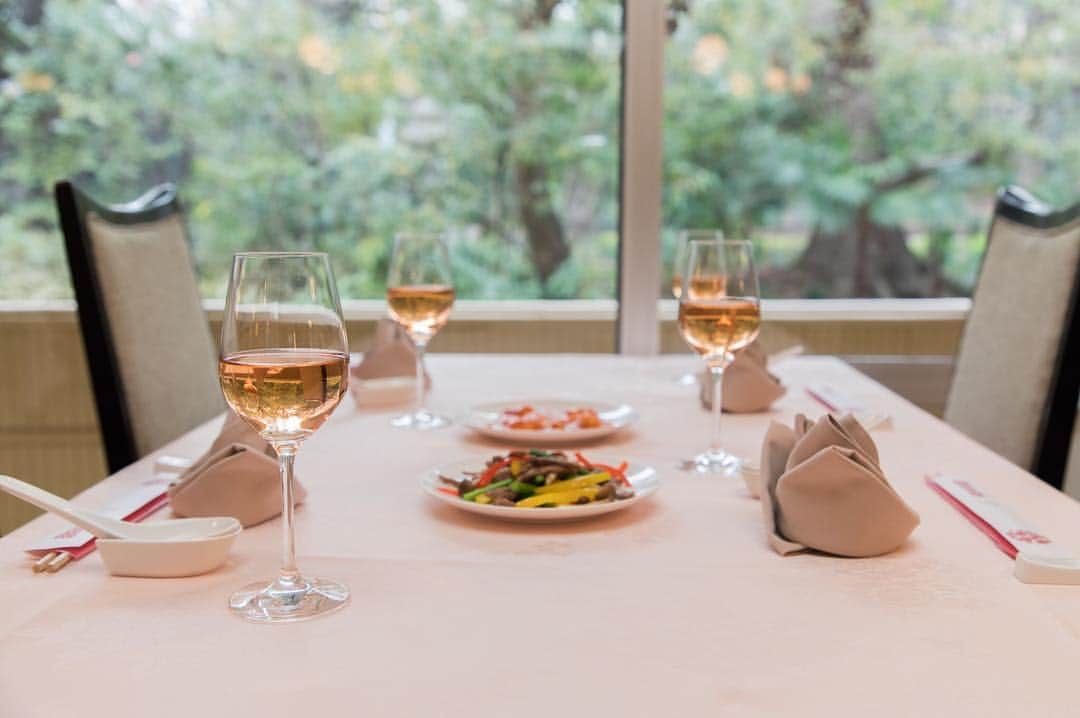 東京プリンスホテルさんのインスタグラム写真 - (東京プリンスホテルInstagram)「A lunch menu and sakura colour sparkling wine is the best combination! ⠀⠀⠀⠀⠀⠀⠀ 窓の外の緑を眺めながら、さくら色のスパークリングワインと中国料理をお楽しみください。 ⠀⠀⠀⠀⠀⠀⠀ Share your own images with us by tagging @tokyoprincehotel ————————————————————— #tokyotower #tokyoprincehotel #princehotels #tokyo #japan #beautifulhotels #tokyohotel #東京 #东京 #도쿄 #tokio #tokyoprince #tokyoview」3月22日 22時13分 - tokyoprincehotel