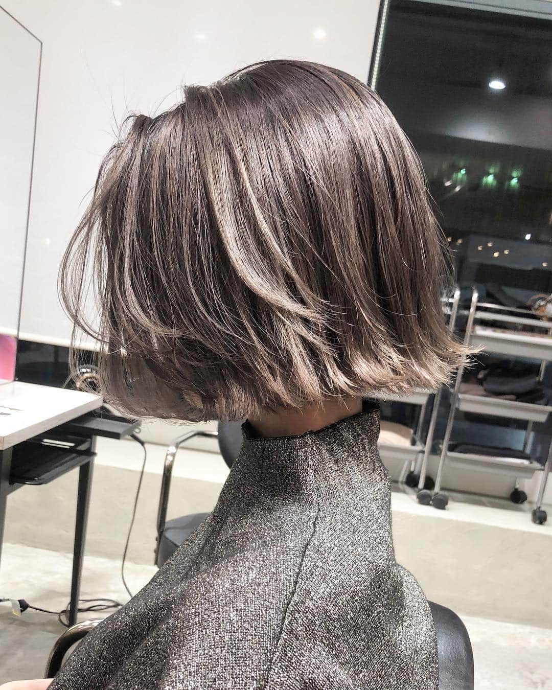 きぬがわひかるさんのインスタグラム写真 - (きぬがわひかるInstagram)「silver bob 💫 .  全頭ブリーチを2.3回ベースのcolor 💫 . 【ブリーチ剤】 ◉ブリーチ剤：Schwarzkopf_FIBREPLEX @schwarzkopfjapan 【カラー剤】 ◉カラー剤：WELLA_KOLESTON  @wellapro_japan」3月22日 22時16分 - hikaru.kinugawa