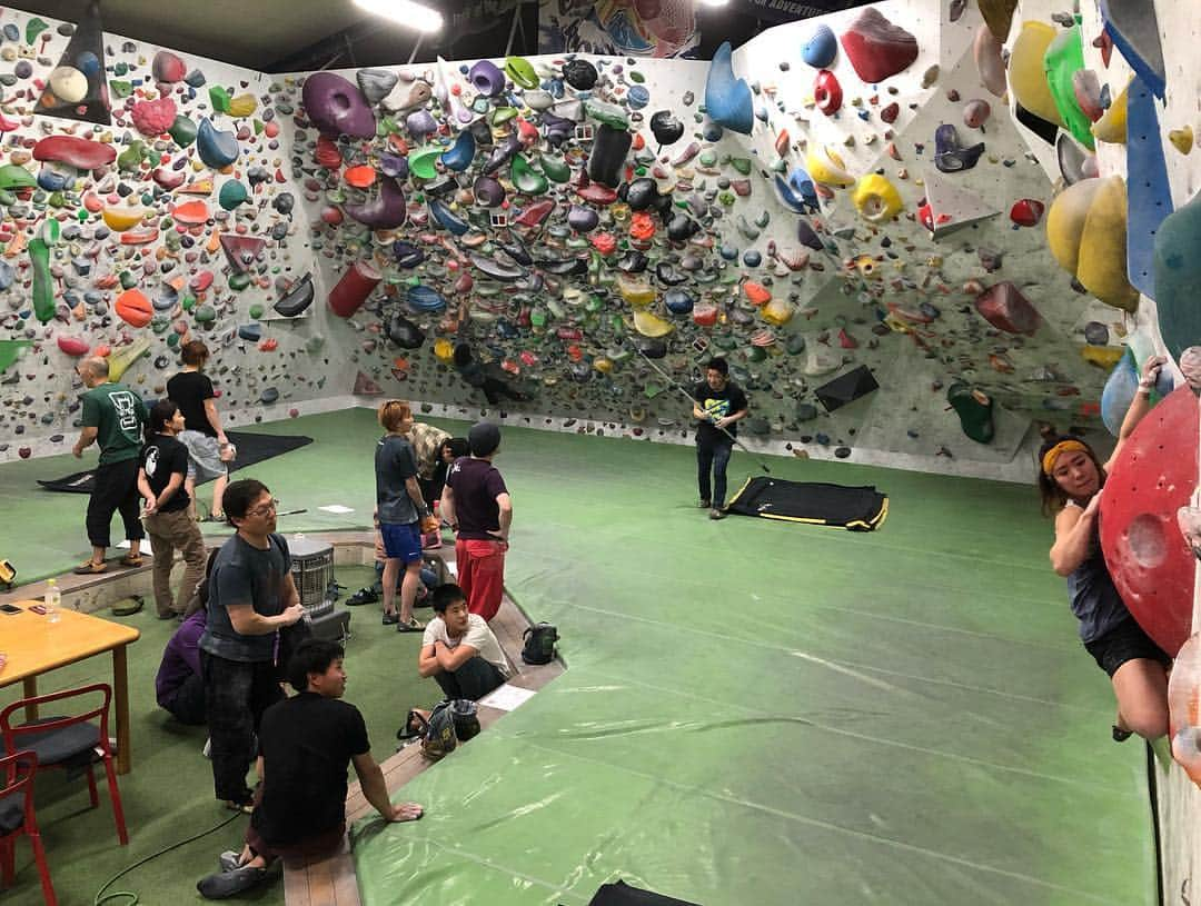 渡辺沙亜里さんのインスタグラム写真 - (渡辺沙亜里Instagram)「金曜sessionDAY‼︎ 本日20:30〜 @ziprockclimbing で開催しますー🙌🏻🙌🏻 最近set続きのサーリさん。 課題も脳みそもレベルアップしてきてるのでご期待ください👻 #ziprock #金曜 #道場 #沙亜里道場」3月22日 13時19分 - saari_watanabe