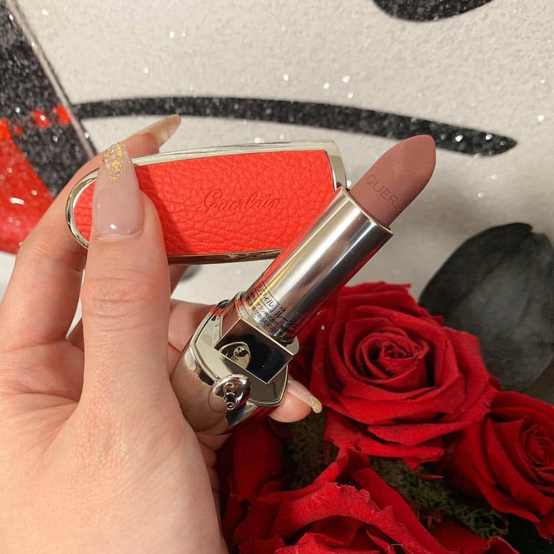 のインスタグラム：「少しずつ集めているゲランのリップ👄 可愛すぎません？💗 . 好きなケースと好きなカラーを組みあわせてカスタマイズできるルージュジェイットカラーコレクションが新しく発売したので早速get💄✨ . 12色のマットシェードタイプのリップを合わせて24種類のケースと45色のカラーで1080通りもカスタマイズできるから人と被ったりしなくてすごくお気に入り💕 . ラ ブティック ゲラン 帝国ホテルと阪急うめだ本店で刻印ができるの🤭 . . #ゲラン #マイルージュジェ #playwithcolor #カスタマイズリップ #PR  @guerlainjp」