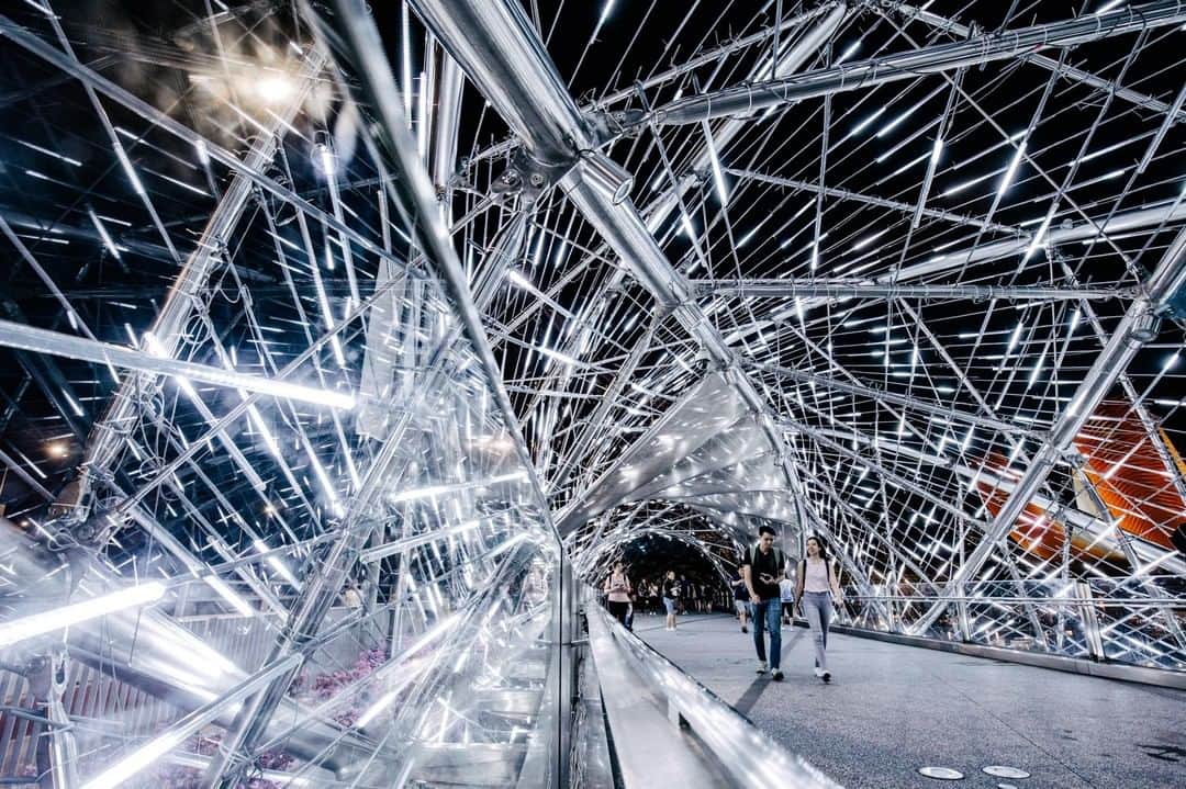 Canon Asiaのインスタグラム：「Shooting at night? Try using a high ISO, like what @ryancheng80 did to take this night-time shot of the Helix Bridge, Singapore. Got any tips on night photography? Let us know down below 👇. •  Learn more about the challenges that you may face when shooting at night using a handheld camera, link in bio. 🌃 📷 Image by @ryancheng80 shot using the Canon EOS 5D Mark IV | f/7.1 | 1/40s | ISO 2500 | 16mm • Want your photos to be featured too? Tag them with #canonasia or submit them on My Canon Story, link in bio!  #canonasia #photography #canonphotography #canonphotographers #canonphotographer #canonphotograph」