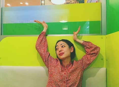 神崎れなさんのインスタグラム写真 - (神崎れなInstagram)「3月に入り身の回りがバタバタしたりしてるのですが、月日が流れるのはゆっくりに感じて自分がもがいてるようにも感じます。いろんなことを我慢して環境を変えるべく動いているのですが、なかなか難しいです🙈楽しく幸せを感じられるような日が来るよう祈りながらもっともっといい方向に必ず迎えると思い込んでる日々です👍🏻🐣✨ #ものすごく久しぶりに#リフレッシュ#した#日#頑張りすぎたり#我慢しすぎも#良くない#みたいやね#学んだ#大人#楽しい日#には#好きな#服#を#着ると#なお#幸せ#やったよ#colorful#art#phot#Instagram」3月22日 13時41分 - kanzakimon