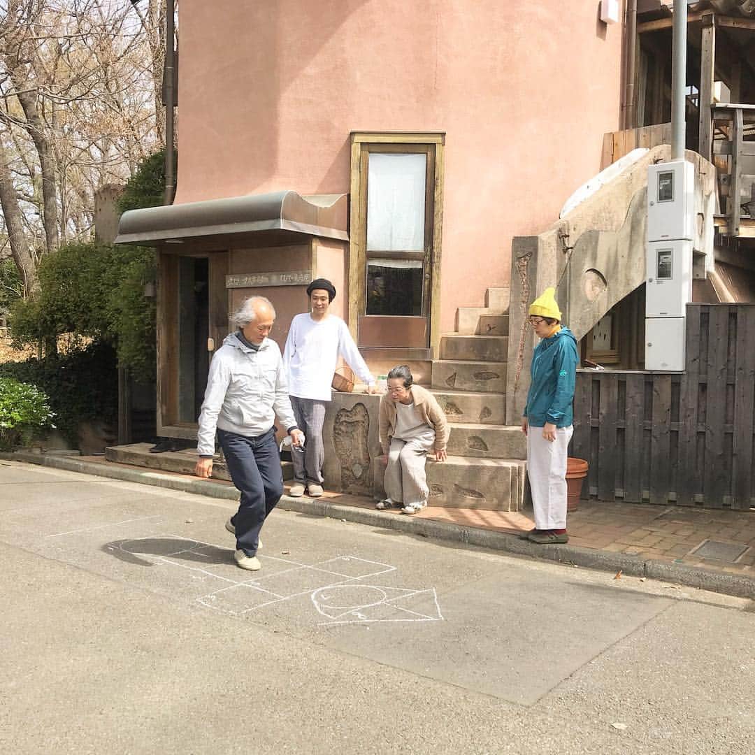 松本野々歩のインスタグラム：「２４日の 「春のロバの市 」に向けて 朝から けんけんぱ検証に余念のないロバハウスのひとたちです！ 投げるアイテム選び、升の幅やら・・ あー楽しい仕事だ 笑 ・ 餅つきライブは完売となったけど 午後からは楽し楽しい「春のロバの市」です！ よかったらあそびにきてください。  3月２4日（日）　 13:00～16:00（オープン12:30） 入場料：無料 ●中世茶房（食べ物、スープ、飲み物） ●蚤の市（古着　がらくた　レコード 他） ●縁日風創作ゲーム（ゴムぱちんこ 他） ●紙芝居　蓄音機・・・・ ●「空想音楽博物館」もオープン 案内人 ロバの音楽座 松本雅隆、上野哲生、冨田りぐま、大宮まふみ、松本更紗 幸町バグパイプクラブ（SBC） 田中馨、渡邉武俊、松本野々歩、齋藤紘良、内田武瑠」