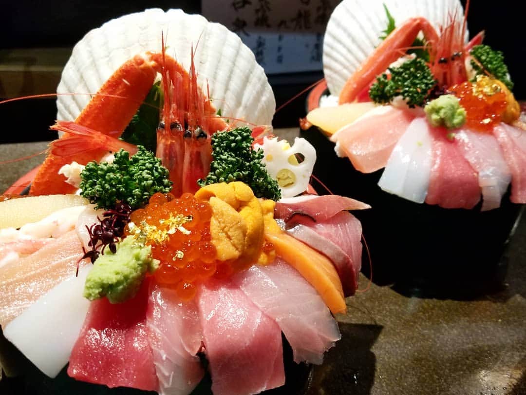 石関友梨さんのインスタグラム写真 - (石関友梨Instagram)「金沢の名店名物の海鮮丼！気合いで朝早起きして行ったので並ばず食べれた～ | ᐕ)⁾⁾見た目も迫力凄いけど、海鮮の美味しさのレベルが半端なさ過ぎ♡♡♡極うま！！ #山さん寿司 #金沢ランチ #金沢グルメ #海鮮丼 #新鮮すぎる #甘みしかない #幸せ #食べ歩き #近江町市場 #行列店 #金箔」3月22日 13時49分 - yurimorico