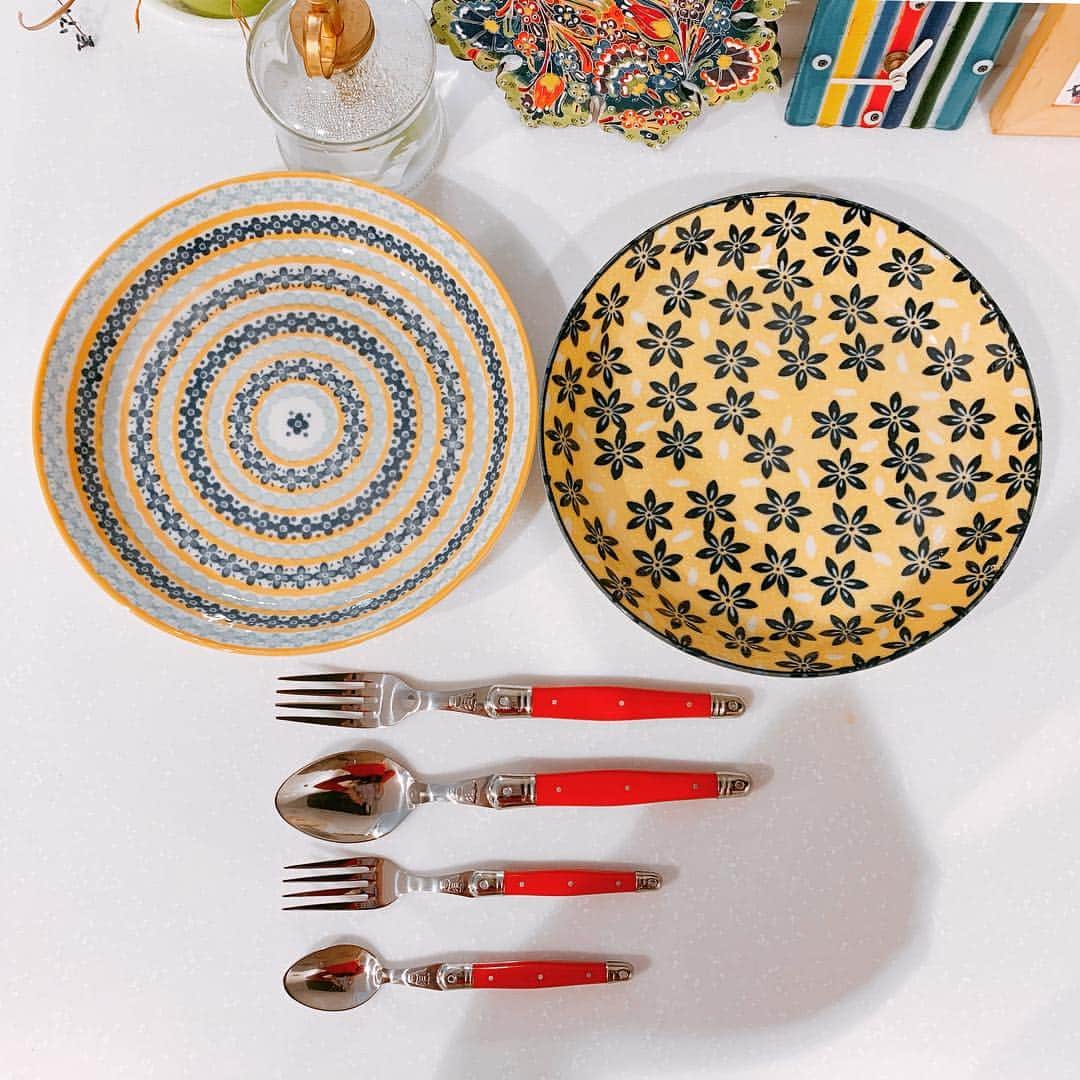 小日向えりのインスタグラム：「#Laguiole #ライヨール カラフルなお皿と というフランスの職人さんが作っているかわいいカラトリーを買って帰りました☺️」