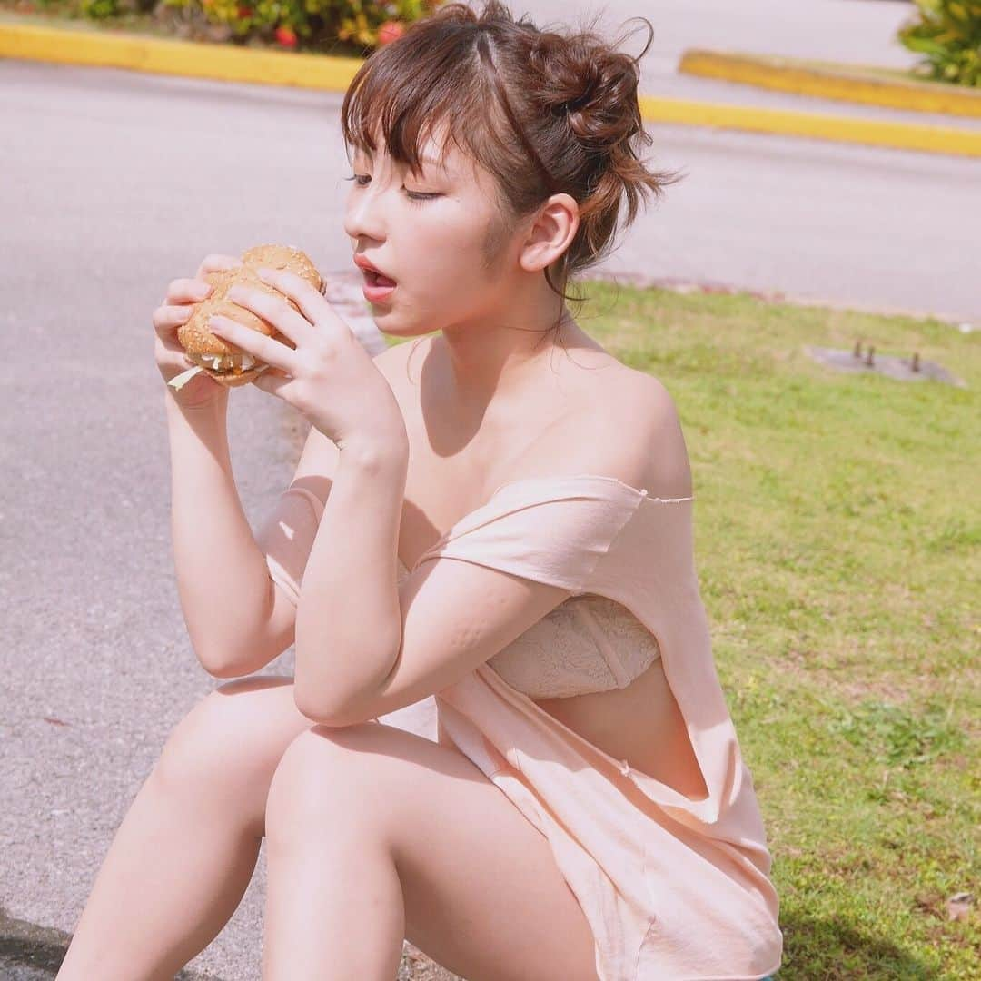 十味さんのインスタグラム写真 - (十味Instagram)「2個目🍔  #グアム #ヤンジャン #撮影 #さすがに食べ過ぎ #十味」3月22日 14時03分 - toomi_nico