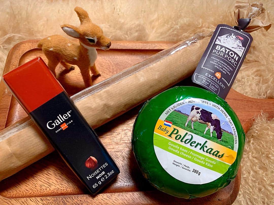 百合華さんのインスタグラム写真 - (百合華Instagram)「お友達からオランダのお土産をいただきました🇳🇱 オランダはチーズやハムやサラミがとっても美味しいの^_^  アムステルダムのスーパーにも色んな種類のチーズやサラミが沢山売っててついつい食べすぎちゃいます💕  #オランダ #オランダ産 #オランダ土産 #サラミ #チーズ #チーズ大好き #大好物」3月22日 14時07分 - yurika.lovelily