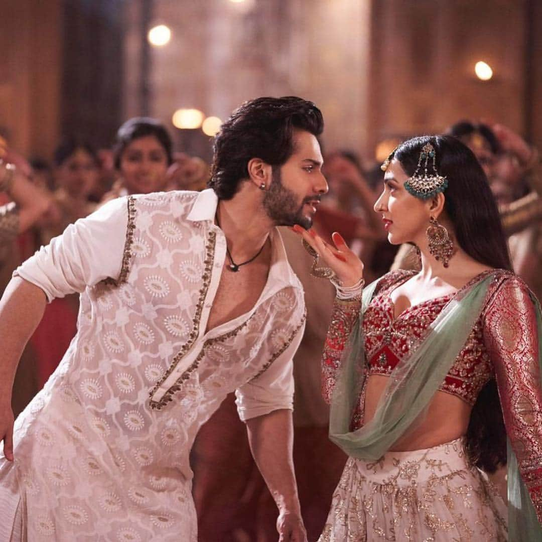 Varun Dhawanさんのインスタグラム写真 - (Varun DhawanInstagram)「First class out today at 2 🔥🔥🔥🔥🔥 #kalank」3月22日 14時27分 - varundvn