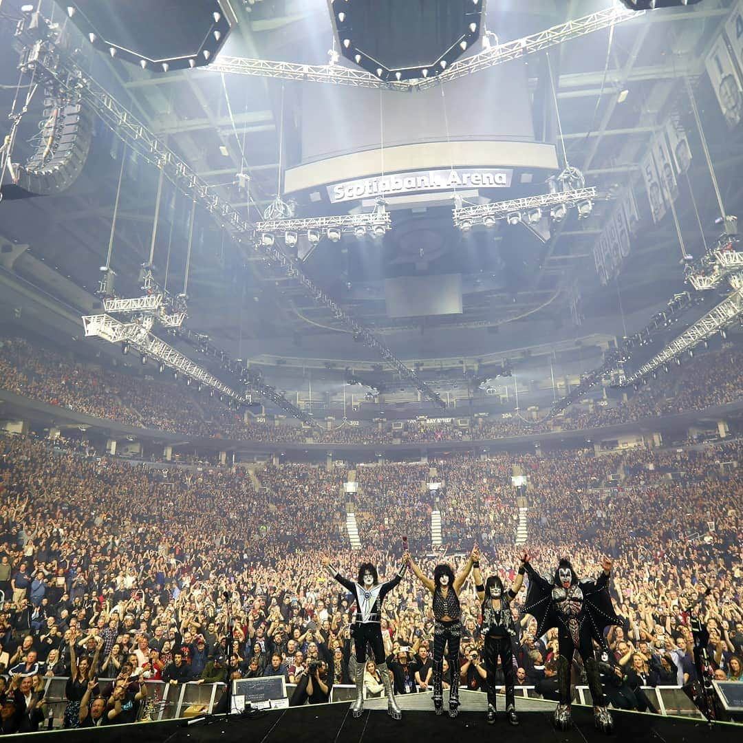 KISSさんのインスタグラム写真 - (KISSInstagram)「Thank you #Toronto! Amazing time last night at @scotiabankarena .  #EndOfTheRoad #KISSARMYROCKS」3月22日 14時18分 - kissonline