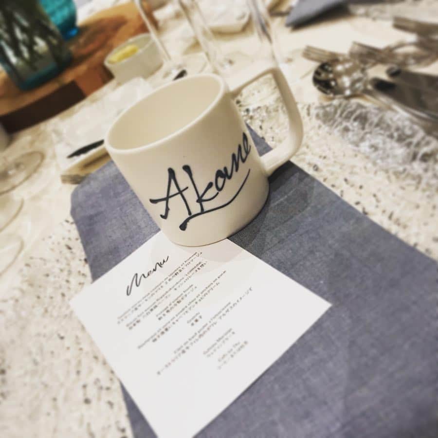 のインスタグラム：「二人とも知ってる後輩の 結婚式👰❤️🤵 . ドレスコードがデニム！ . . いつもお洒落な二人なんだよな。 . カジュアルウェディングだって！！ . . ささやかな食事と、 ささやかなテキーラをご用意してます。 . と、新郎が挨拶しましたww . . 朱子さんはこんなお洒落なのついてけませんぞ(๑´・‿・)w . . 新郎のプロポーズサプライズの時にも参加させてもらったから、 今日の式にも参加できて嬉しい❤️ . . #weddingparty #wedding #dresscode #denim #おめでとう #私はまだまだ先 #結婚式」