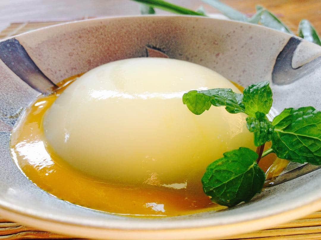 のインスタグラム：「The people who comes here said, "Today's so hot. A glass of cold water is not enough to calm me down." Yes, nowadays I feel hot. Do you feel the same?  In Toiro we have jewel mango (jelly with mango mousse inside) and it's very delicious when you eat it while it's cold. We are recommend it to you in this weather.. It can be refreshing your mouth and mind! #toiro_wagashi #batubelig #kerobokan #sweets #japanese #delicious #bali #balifoodies」