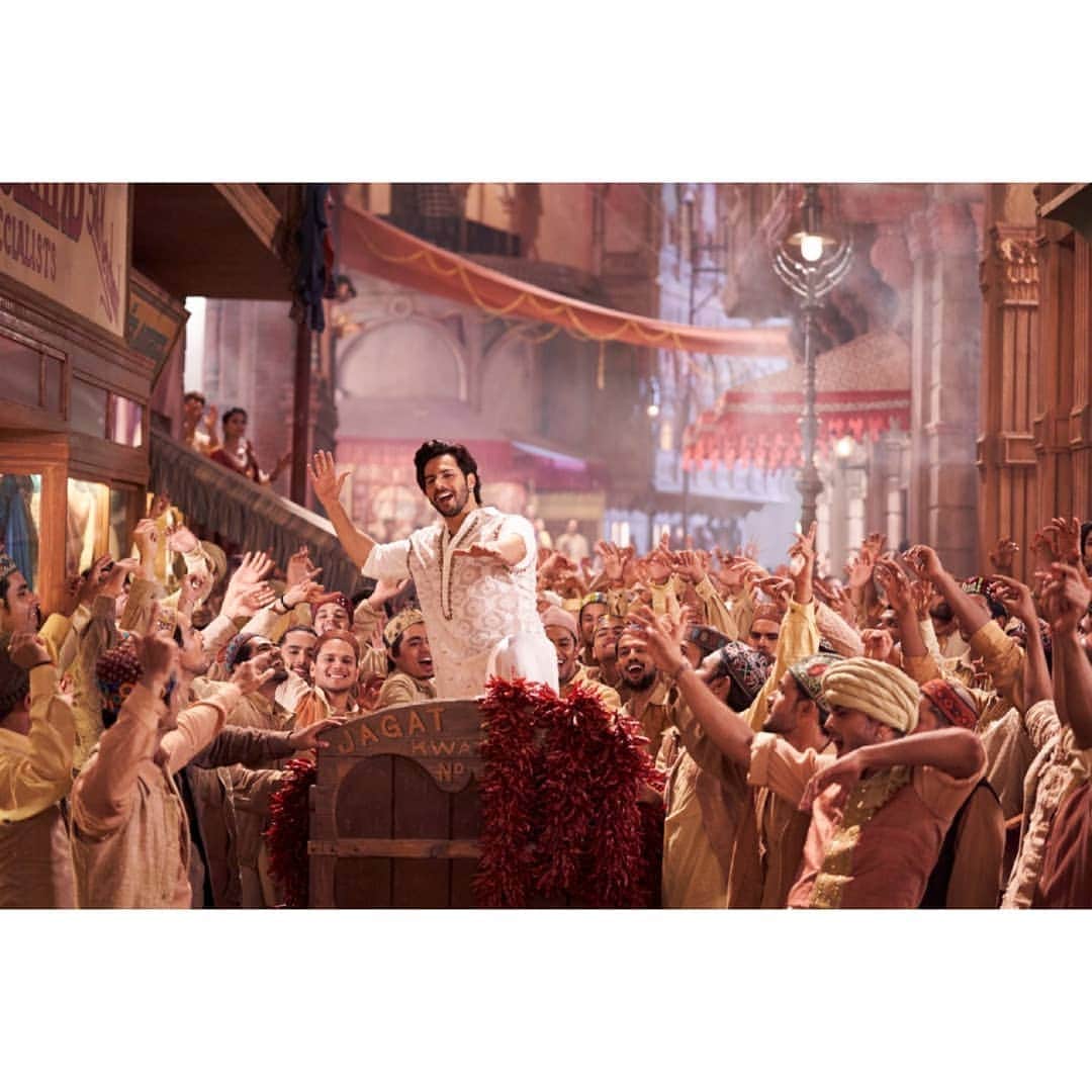 アリア・バットのインスタグラム：「Aaj 2 PM, sab #FirstClass hoga🕺🏻🕺🏻#Kalank」