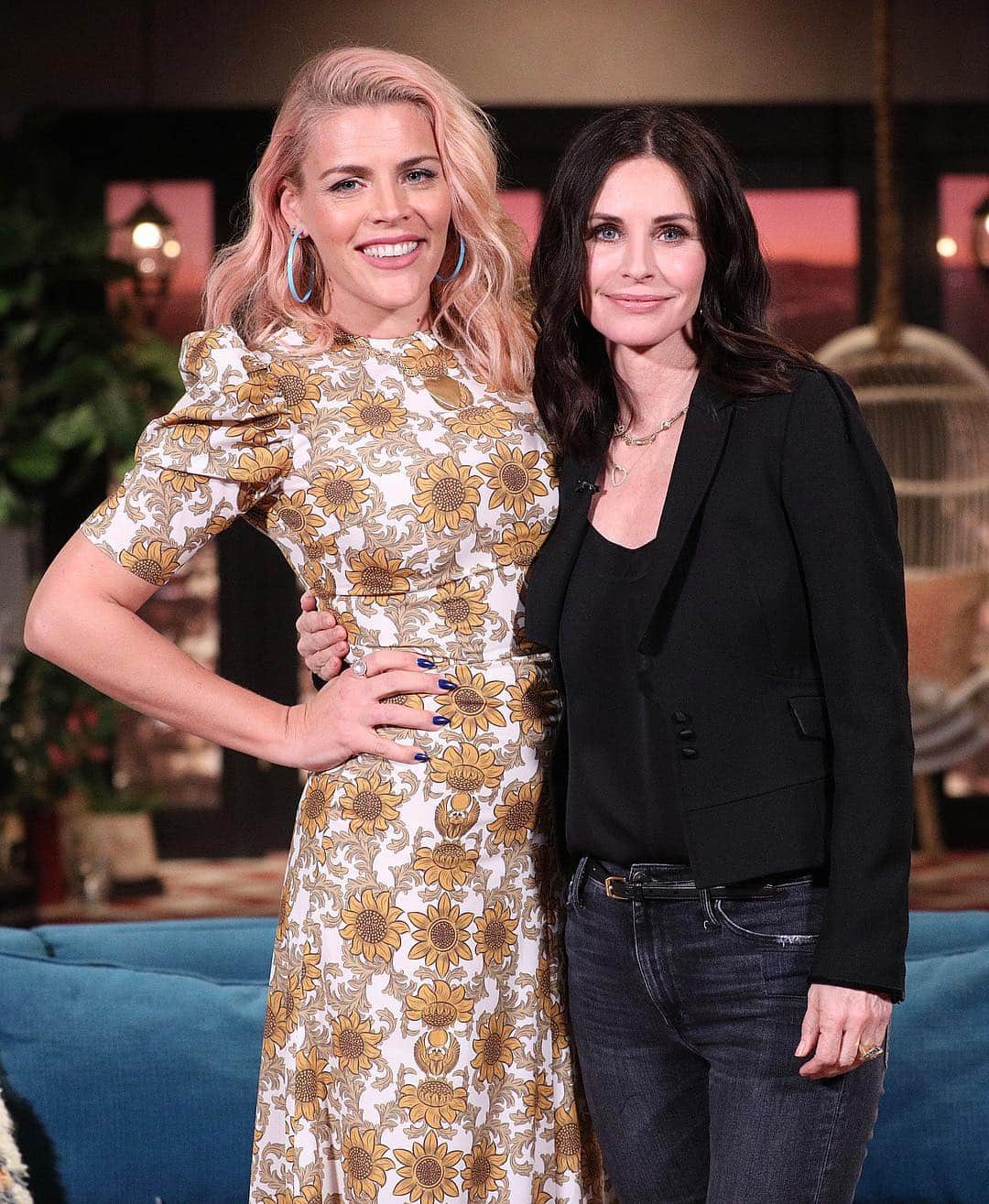 Just Jaredさんのインスタグラム写真 - (Just JaredInstagram)「Cougar Town reunion! @busyphilipps and @courteneycoxofficial reunited for an interview on @busytonighttv. Watch the video now on JustJared.com! #BusyPhilipps #CourteneyCox Photo: Jordin Althaus」3月22日 14時31分 - justjared