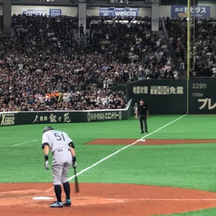 のインスタグラム：「昨日は神宮からゴルフ打ちっぱなしはさんで東京ドームでした。 イチロー選手の最後の打席、カメラは追えてないけれど全力疾走目に焼き付けました。 私は黒田さんとイチローさんが一緒に同じチームにいたのに一度も観にいけなかったこと、一生後悔すると思ってます😭 28年間お疲れ様でした。 ありがとうございました。 菊池雄星選手もメジャーデビューおめでとうございます🎊 #MLB開幕戦#ichiro#イチロー」