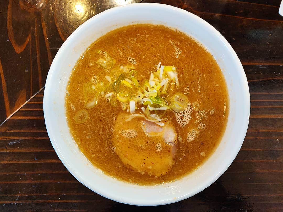 のインスタグラム：「＿＿＿＿＿＿＿＿＿＿＿＿＿＿＿＿＿ 🍜：豚骨醤油ラーメン 🏠：Furari(北鉄輪) ￣￣￣￣￣￣￣￣￣￣￣￣￣￣￣￣￣ 【別府温泉で出会ったまたおま系】 別府の地獄めぐりに来てもラーメンを食べる…。湯けむり漂う道の途中にFurariと立ち寄る。ウリは豚骨醤油ラーメンとのことでそちらを注文… . ちゃっくどぉ〜ん！！ . おぉ、東京を思い返すような魚介豚骨。普通に美味しい魚介豚骨ラーメン。透明感のあるムチっとした細麺なのが特徴的。まさか、別府でこの手のラーメンを食べる思ってなかったけど普通に美味しかった。」