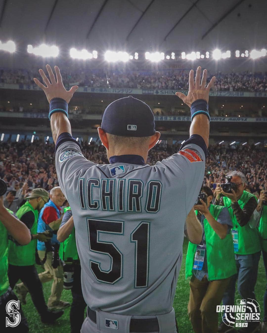 シアトル・マリナーズさんのインスタグラム写真 - (シアトル・マリナーズInstagram)「A night to remember. #ThanksIchiro」3月22日 14時41分 - mariners