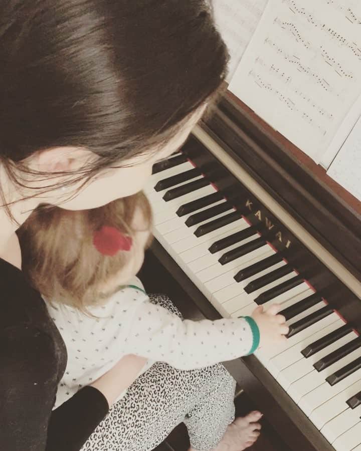 エミ・マイヤーのインスタグラム：「I think we’re on to something.. 🧠 🎹 自由だなぁ！#14months #14ヶ月」