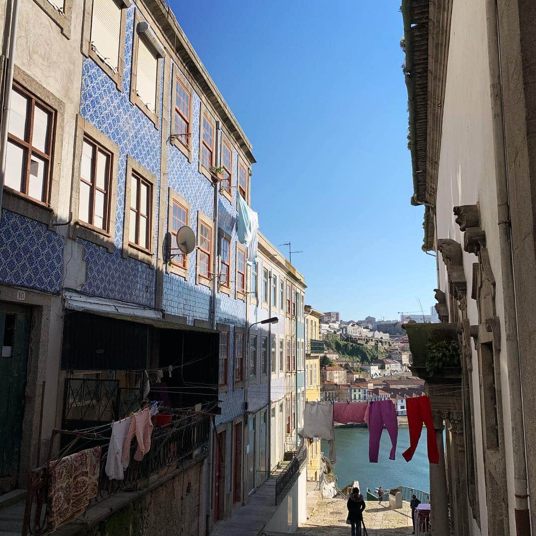畑亜貴さんのインスタグラム写真 - (畑亜貴Instagram)「狙って干してるのかと思う程洗濯物が可愛い葡萄牙の朝ですおはようございます。 #porto #portugal #akhtravelogue」3月22日 14時46分 - akihata.jp