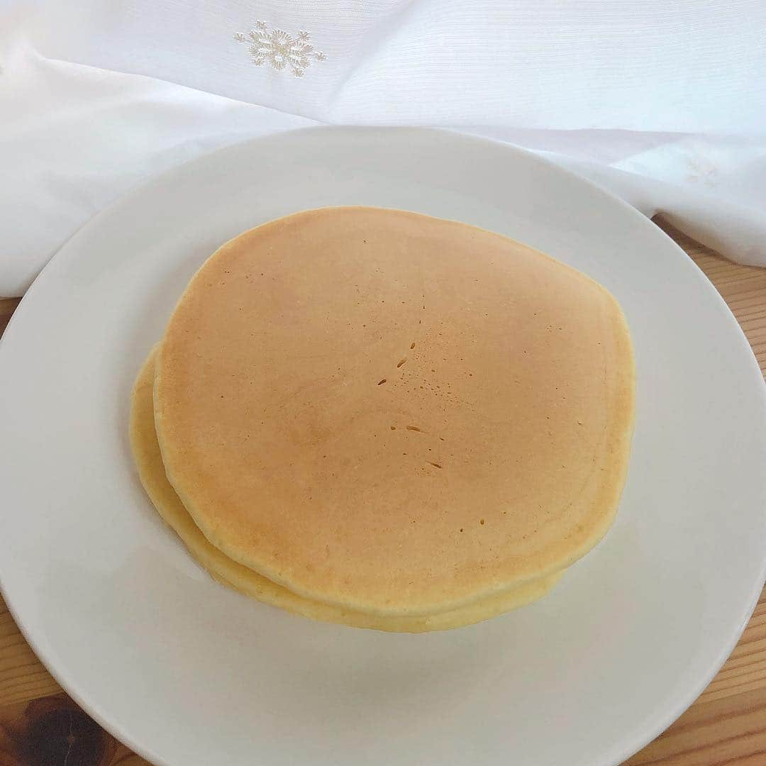 はなぼくろきなこさんのインスタグラム写真 - (はなぼくろきなこInstagram)「ホットケーキ🥞 固形バターがなかったのでチューブのバター使って顔描いたら、昔のレゴみたいな顔になった(•ᴗ•) . . . . #ホットケーキ #きなちょのおうちのもーにゃん」3月22日 14時49分 - hanabokurokinako