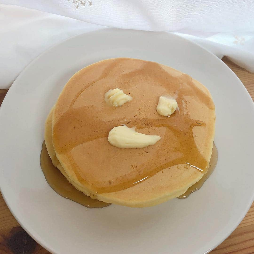 はなぼくろきなこさんのインスタグラム写真 - (はなぼくろきなこInstagram)「ホットケーキ🥞 固形バターがなかったのでチューブのバター使って顔描いたら、昔のレゴみたいな顔になった(•ᴗ•) . . . . #ホットケーキ #きなちょのおうちのもーにゃん」3月22日 14時49分 - hanabokurokinako