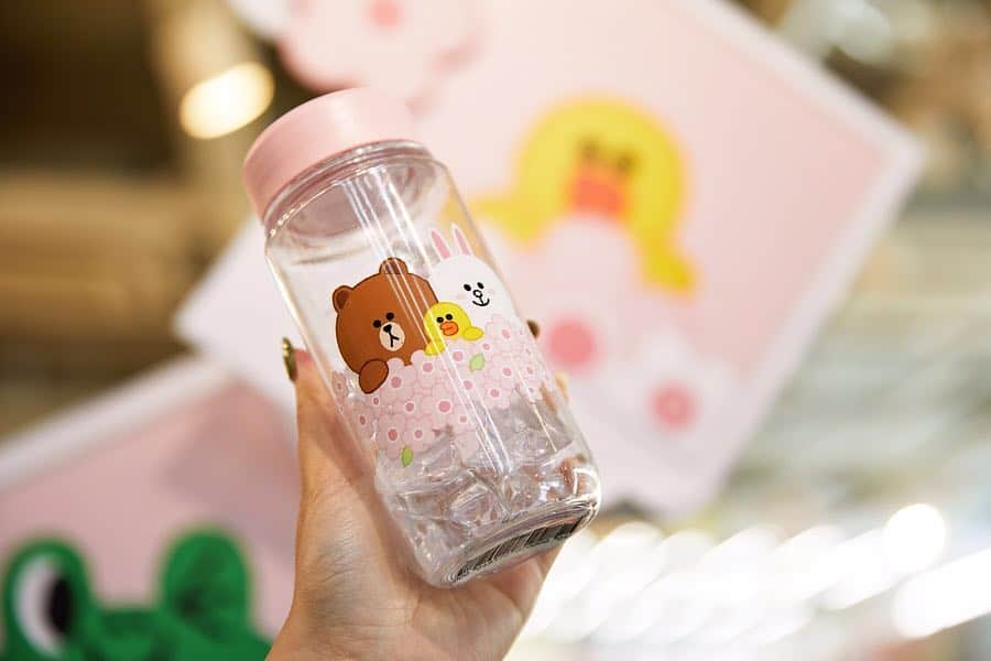 LINE FRIENDSさんのインスタグラム写真 - (LINE FRIENDSInstagram)「. Knock knock, Sweet breeze knocking on Line Friends Store 😍  #SweetBreeze #AllAround  #BROWN #CONY #SALLY #EDWARD #LINEFRIENDS」3月22日 15時01分 - linefriends