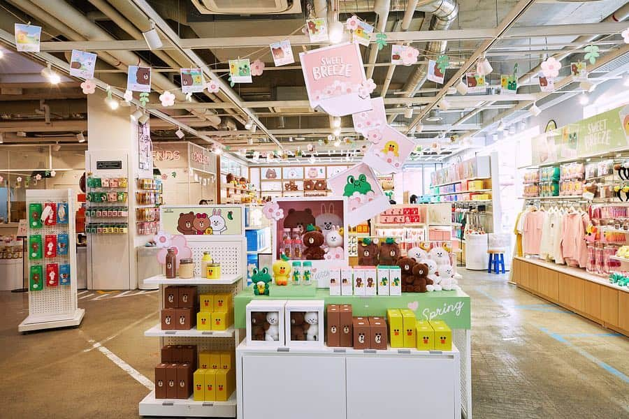 LINE FRIENDSさんのインスタグラム写真 - (LINE FRIENDSInstagram)「. Knock knock, Sweet breeze knocking on Line Friends Store 😍  #SweetBreeze #AllAround  #BROWN #CONY #SALLY #EDWARD #LINEFRIENDS」3月22日 15時01分 - linefriends