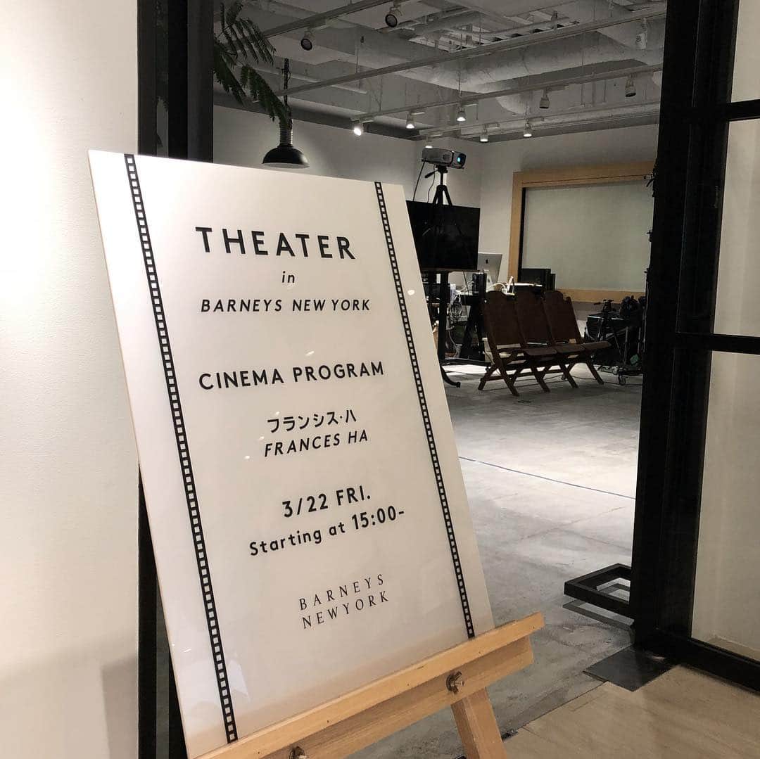 &imaのインスタグラム：「バーニーズ ニューヨークのプロモーション企画"THEATER in BARNEYRS NEW YORK"。初回となる本日は、横浜店7階の＆ima STUDIOで"フランシス ハ"が上映されます！まだお席のご用意ができますので、お近くのお客様は是非お越しください。」