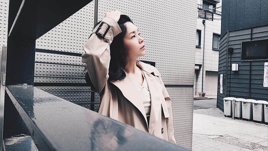 のインスタグラム：「覗き見風photo♡  春到来したから 今年はNewトレンチコート🧥をget💕  トレンチコートは やっぱり @amerivintage が1番格好良くて好き❣️ , . . Back style がなんとも萌え😍💕 後ろ姿から美しく✨ だね✩︎⡱ , . . 3枚目にBack Styleチラ見せしてるょん❀.*･ﾟ  勿体ぶってる訳ではないんだけどね(*´罒`*)ﾆﾋﾋ♡︎ , . . もう春最高⤴︎🌸 1番好きな季節✨ 夏も好きだけど、夏が来ると１年が終わる気がして嫌だから、春から夏にかけてが最高✨  #outfitoftheday #springcoat #trenchcoat #amerivintage #あめりふく #outfit #fashion #fashioncordinate #cordinate #ファッション #コーデ #ファッションコーデ」