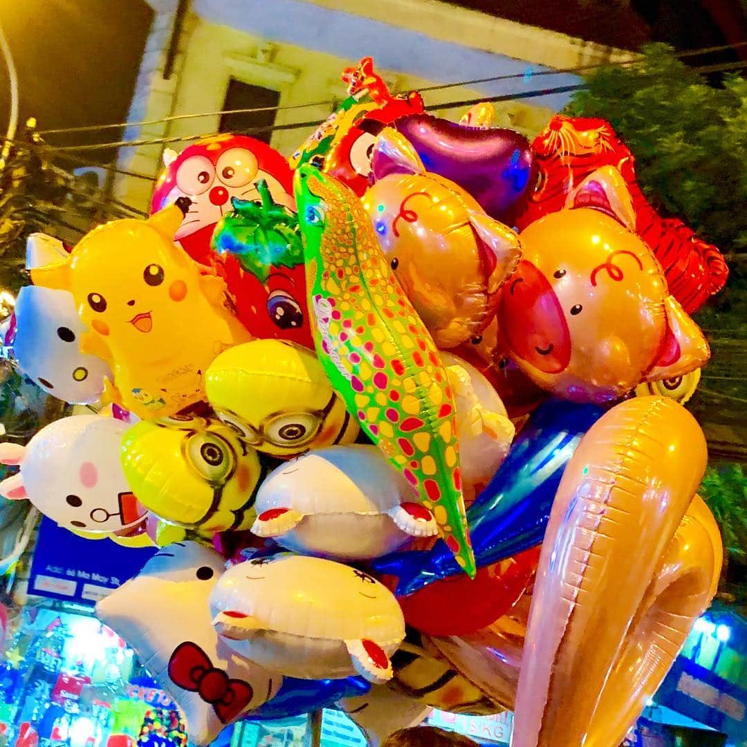 河村唯（うめ子）さんのインスタグラム写真 - (河村唯（うめ子）Instagram)「売られてる風船で だいたい人気のキャラクターがわかる。 日本のキャラクター、多いね🤔✨ #hanoi #vietnam #風船 #キャラクター #旅行 #女子旅」3月22日 15時00分 - kawamurayui_