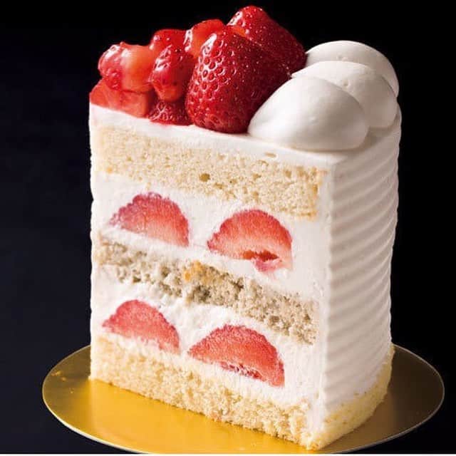 のインスタグラム：「前身である「スーパーあまおうショートケーキ」の生地、クリーム、さらにはボリュームまでをも進化させた究極のショートケーキ。“今までのケーキって何だったの？”と、人生観が変わるスイーツである。 ※1日10個限定・4月下旬までの期間限定 #東京カレンダー #東カレ #tokyocalendar #ホテルニューオータニ #パティスリーSATSUKI #エクストラスーパーあまおうショートケーキ」