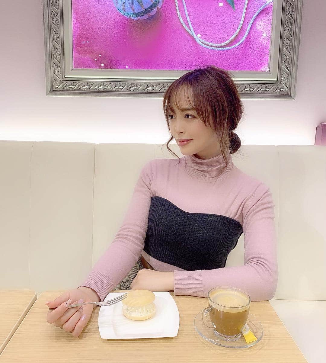 のインスタグラム：「スッキリフェイスライン💓 ・ ・ アップヘアーが増えてくる季節になりましたね◟̊◞̊ ◟́◞̀ ◟̆◞̆ ・ 初めての体験に驚きました❤️ ・ ・ 美容鍼でツボに指し、そこへ電気を流す施術を体験してみたんだけど、 EMSよりも確実な場所に届くから超刺激的！！！✨ ・ ・ フェイスラインが一気にスッキリしたり、頭のコリや目の視界もかなり見えるようになってびっくりした！！！ ・ @daikanyama_medical  で施術してもらったよ❤️ ・ ・ 毎日曜日代わりで先生が変わるんだって〜💓！！ 今回は佐藤先生という方でした((((･´ω`･)))) ・ ・ そしてオススメの酵素ドリンクもGet✨ ・ @bodydesignshop2017 活きた酵素ドリンクで 保存料・添加物一切不使用だから安心💓 ・ 脂質・糖質を分解する成分を配合しているらしい◟̊◞̊ ◟́◞̀ ◟̆◞̆ これからの時期はありがたいっ！ ・ ・ ・ また是非お願いしますー❤️！！」