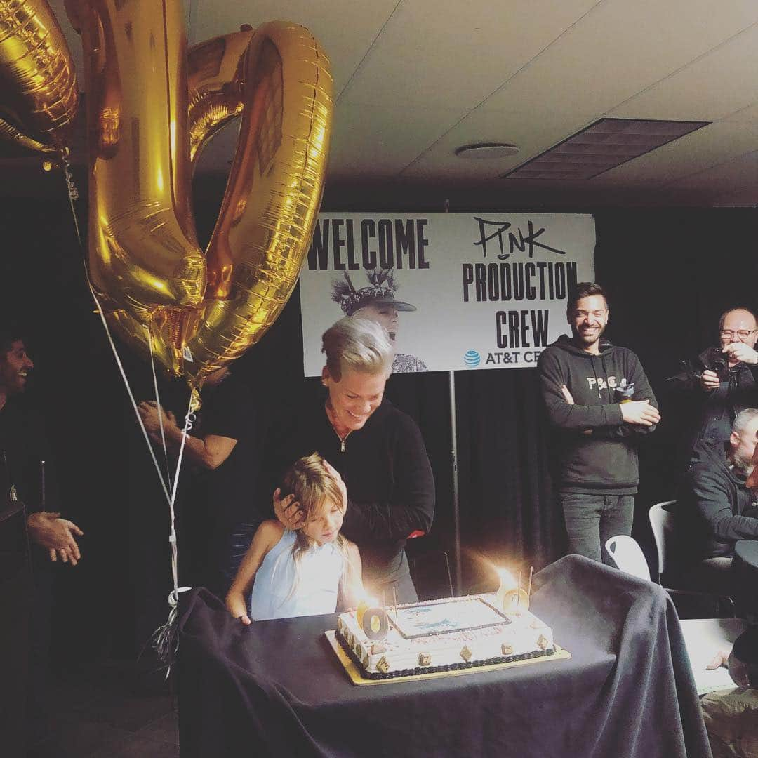 P!nk（ピンク）さんのインスタグラム写真 - (P!nk（ピンク）Instagram)「We celebrated our 100th show of the tour tonight in San Antonio with one of the best crowds ever. What a night. I’m holding Willows ears so I can say how I really feel about it ❤️❤️」3月22日 15時17分 - pink