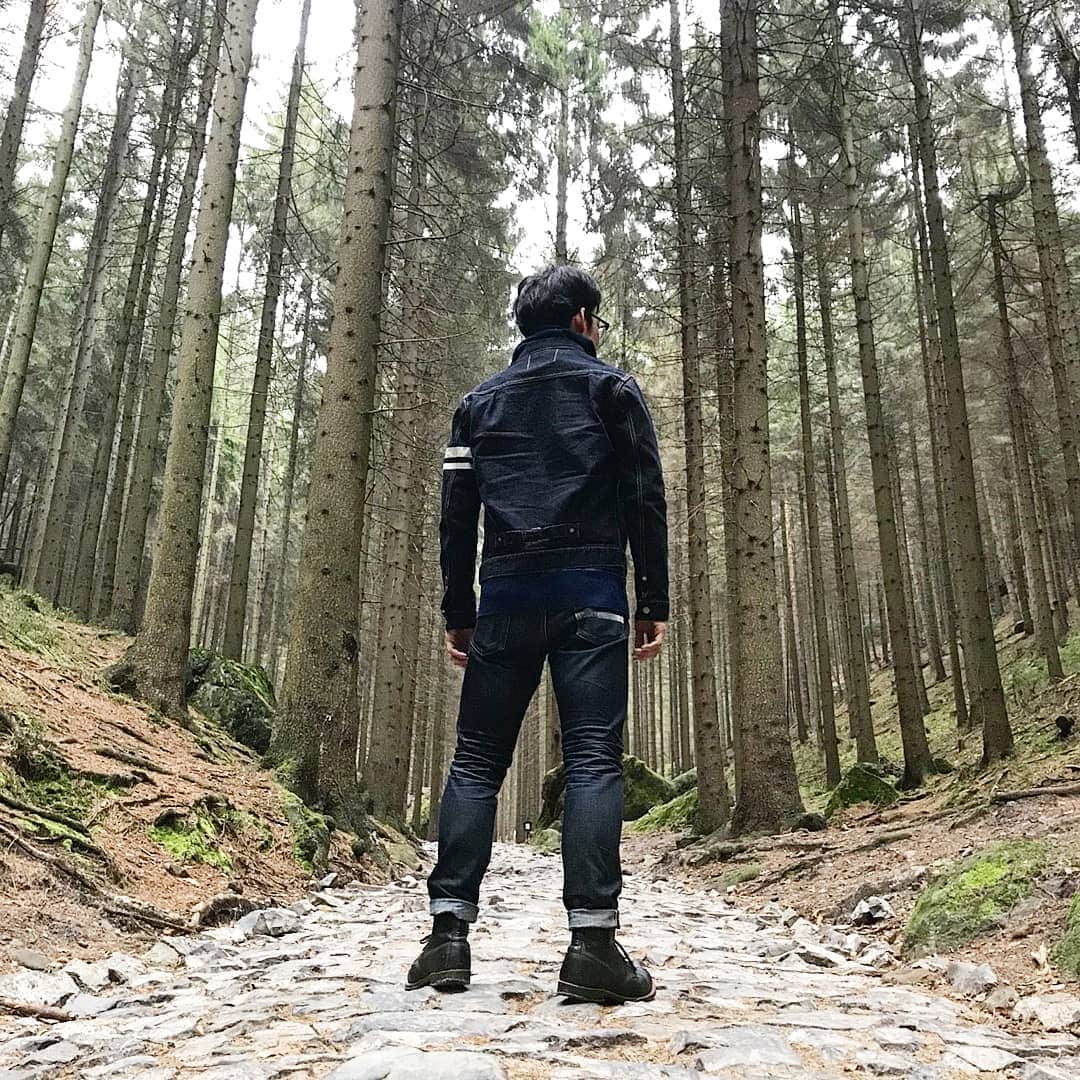 momotarojeansのインスタグラム：「Enjoy your weekend! A day in mountain.  #kojima #kurashiki #okayama #jeans #denim #denimday #denimporn #denimhead #selvedge #selvage #selvedgedenim #selvedgeforum #denimevolution #selvedgemurah #unionspecial #goingtobattle #madeinjapan #japanesedenim #fading #naturalfading #madebyhand #madeinjapan #jeanslife #vintagejeans #fade #selvedge #mensweardaily」