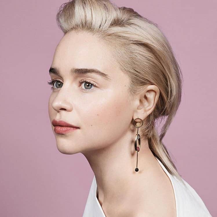 レナ・ヘディのインスタグラム：「It took me a while to know this woman (there are 64000 of us after all) Not until she spoke to me about her experience did I fully realize the warrior she truly is (MOD for real x209840000) she does really great things for causes that deserve it. She’s kind and determined and funny  and aware. #Thursday’s MVP ... Here’s to @emilia_clarke 💪💪💪💪💪⭐️⭐️⭐️💗」