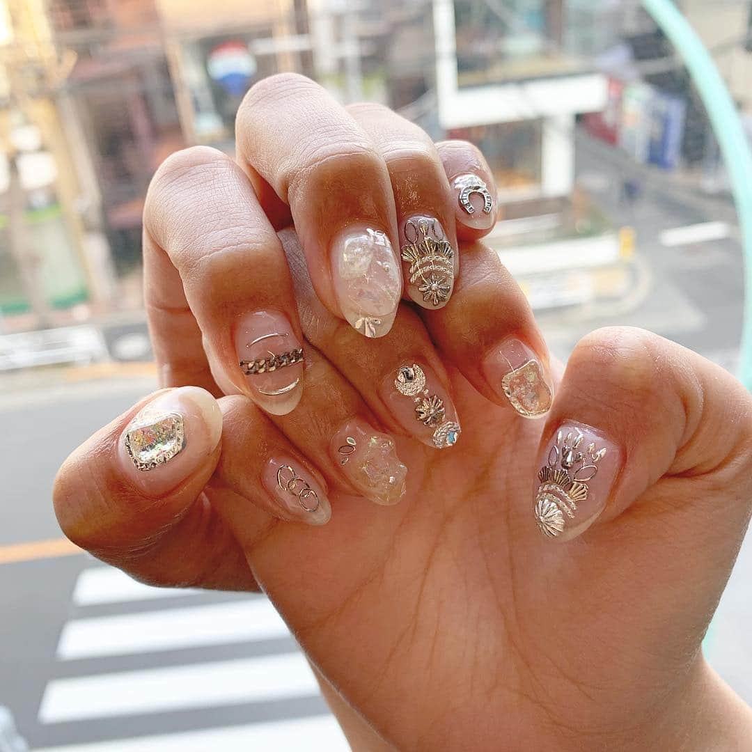 RUBY&ONYX by Kanako Miuraのインスタグラム：「ごろごろシルバー💎💎💎 ・ ・ INSTYLE BLOGにて、角質ケアについて取材していただきました！ 正しいセルフケア方法や臭いの原因などについて説明させて頂いてます。 ・ "溜まりすぎた角質ケアはセルフでは無理？ネイリスト直伝の正しいケア方法" ・ サロンのプロフィール画面のリンクからどうぞ😊 是非、ご覧ください！ ・ ・ ・ 角質ケアキャンペーン👣 ・ 好評につき3月末まで延長🤗 期間中ジェルネイルまたはポリッシュカラーをされたお客様に足裏の角質ケア&ゴマージュ(通常価格¥3780)をプレゼント致します！ 乾燥する冬にこそつるつるのお足元で快適にお過ごしください。 ※ネイルはハンドでもフットでも可 ※ご予約の際に角質ケアご希望の旨お伝えくださいませ。  3/23 16:00〜.17:00〜.18:00〜 3/24 11:00〜.13:30〜.17:00〜 ご案内可能です。 お気軽にお問い合わせくださいませ💫 ・ ・ #daikanyama#nailsalon#nail#gelnail#rubyandonyx#summer#summernails#handnail#mode#cool#studs#menscare#ART#winternails#nuancenails#メンズネイル#メンズケア#定額制ネイル#通い放題#ジェルネイル#ネイル#ノーサンディング#フットケア#大人ネイル#フットネイル#シンプルネイル#代官山ネイルサロン#トレンドネイル#ショートネイル」