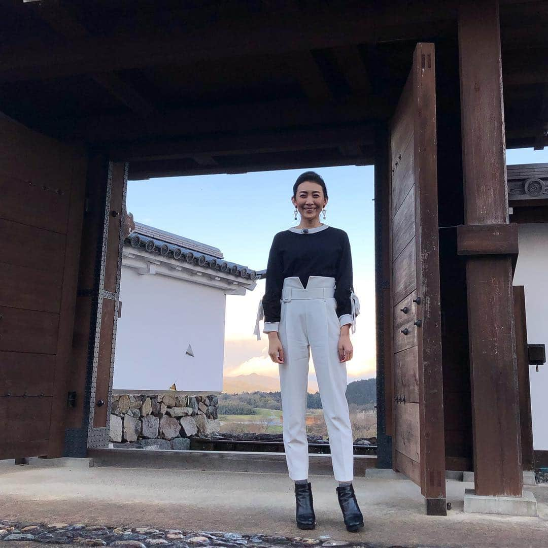 田中美里さんのインスタグラム写真 - (田中美里Instagram)「撮ってくれたマネージャーが一言。 「トリックアートみたい、、」 ビックリしてのけぞるくらい足が長く見えるパンツ、お買いとり決定。  ぺたんこの靴に合わせたい。  #衣装 #tops #pants #boots  #enhelice #アンエリス #加工なし #下から撮ったのと #高めのヒールと #足長デザインパンツで #化学反応 #トリックアートの域に #トリックアートコーデ #プリクラなみ  #先日のロケにて #こんなにも長くありません」3月22日 15時37分 - misatotanaka77