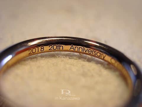 Danke schön ダンケ 金沢 結婚指輪 鍛造さんのインスタグラム写真 - (Danke schön ダンケ 金沢 結婚指輪 鍛造Instagram)「▶︎ ▶︎ ▶︎ ・ 本日 お引き渡しの儀 ・ ・ 出会いは 御結婚10周年の記念にと ・ ・ 始めましてから10年 ・ ・ そして次なる節目の 御結婚20周年にもバウアーを…と ・ ・ なんとも感慨深い「20」の文字の刻印の お引き渡しの儀となりました。 ・ ・ 旦那様はお仕事の関係上 御来店とはならずで残念。 ・ ・ 急遽！店主と乾杯🥂を…。 ・ ・ 始めましての出会いから 数々の思い出があり ・ ・ Dankeが夏に企画するイベントにも 御家族で参加くださっており ・ ・ その時に来てくれた息子さんが この春からは大学生！と ・ ・ 以前彼が夏休みに実家のお店の お手伝いをしている時に 偶然お邪魔していたら ・ ・ 店主が来ている事を知り ・ ・ わざわざ席まで 挨拶しに来てくれて ・ ・ 『今日はありがとうございます。 夏のBBQは楽しかったです。 ありがとうございました。』 ・ ・ もう！こっちがビックリしちゃうくらいの ( BBQに参加してた時は小学生⁈中学生⁈だよね) すっかり好青年になっちゃってて ・ ・ しかも続きが… ・ ・ 『僕が結婚する時は Dankeに行きます。』 ・ ・ もう堪らないです。😍 ・ ・ こんな言葉をまだ社会人じゃない 高校生がさらりと言っちゃう訳です。 ・ ・ 今でも息子君とのこの シチュエーションは忘れられず ・ ・ 後日、お母様に息子さんが…と 話したらエっ！そんな事があったの？ 全然知らなかった。 ・ ・ 親としては時折、子供達に結婚指輪の話を したりはしてるけど…と。 息子なりに思う事や感じる事があっての 行動だと思うと…。 ・ ・ 本当に 🇩🇪クリスチャンバウアーの指輪を 通じて沢山の人と出会い ・ ・ 出会って指輪をお引き渡しをして 終わりではなく ・ ・ そこから又始まる 人間模様があり ・ ・ こんな風に向き合えるのも やっぱりバウアーと言うブレない 指輪を取り扱わせてもらえてる お陰だと思う。 ・ ・ ☝︎作るバウアー ☝︎伝えるDanke ☝︎使うお客様 ・ ・ この三位一体は無敵😍です。 ・ ・ ・ ・ ・ -------------------------------- 鍛造削り出し結婚指輪専門 🇩🇪クリスチャンバウアーのデザインに 興味が湧いた方は ↓ ↓ ↓ ↓ ↓ ↓ ・ クリスチャンバウアー専門店 @danke2005 を見て見てね👋🏻 日本の結婚指輪の枠を越えた 🇩🇪made in Germany🇩🇪 ------------------------- #クリスチャンバウアー #ドイツ製 #christianbauer #ダンケ #金沢花嫁 #結婚指輪 #婚約指輪 #鍛造指輪 #2019秋婚  #2019夏婚 #プロポーズリング#経年変化 #ブライダルリング  #福井花嫁 #ポルシェ #メルセデスベンツ #marriagering #ブライダル #金沢結婚指輪 #大人ウェディング #結婚記念日 #大人婚 #ポリッシュ  #大人セレクト #結婚指輪迷子  #結婚指輪探し #結婚準備  #富山花嫁 #結婚20周年 #完全受注生産」3月22日 15時37分 - danke2005