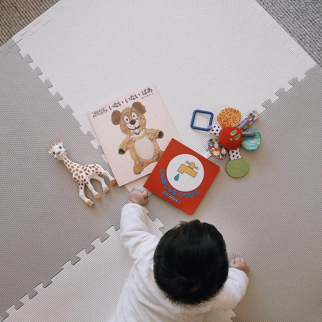 稲川千里さんのインスタグラム写真 - (稲川千里Instagram)「Bookstart📕🧸💛 Share books with your baby👶🏼 . 我が家も始めました☺️ まだ3ヶ月なのに本の絵を真剣に見ている姿に じんわり成長を感じます。 . #bookstart #はじめての絵本 #読み聞かせ #ママリ #赤ちゃんのいる暮らし #女の子ベビー #生後3ヶ月」3月22日 15時53分 - chiicamera