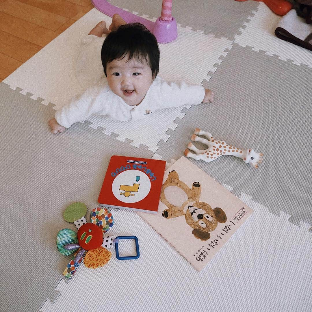 稲川千里さんのインスタグラム写真 - (稲川千里Instagram)「Bookstart📕🧸💛 Share books with your baby👶🏼 . 我が家も始めました☺️ まだ3ヶ月なのに本の絵を真剣に見ている姿に じんわり成長を感じます。 . #bookstart #はじめての絵本 #読み聞かせ #ママリ #赤ちゃんのいる暮らし #女の子ベビー #生後3ヶ月」3月22日 15時53分 - chiicamera