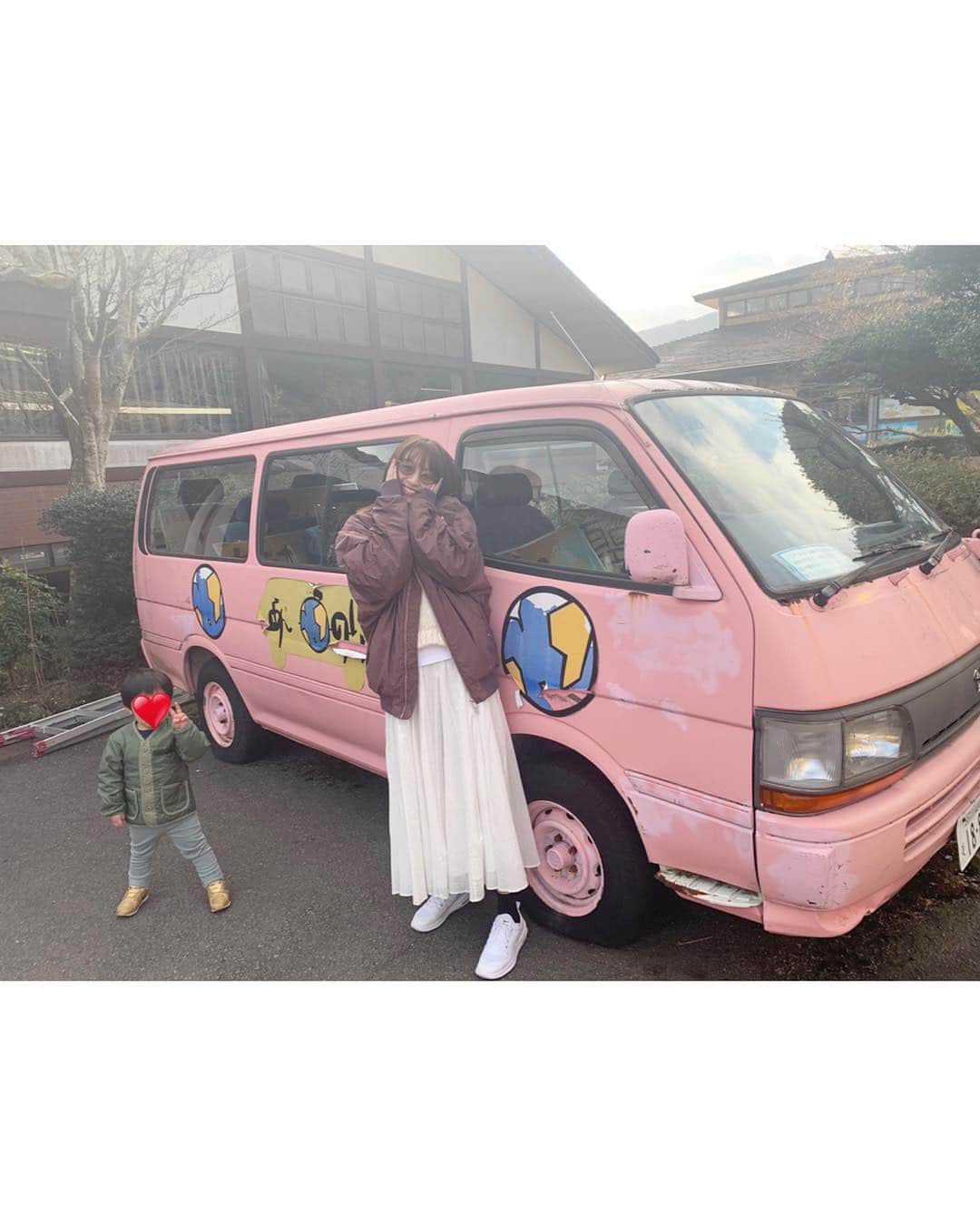 鹿沼憂妃さんのインスタグラム写真 - (鹿沼憂妃Instagram)「あいのり好きとしては見落とせなかった… ラブワゴンーーーーー‼️♥️（in 箱根） ラブワゴンの前でテンション上がって 撮影してたら、ちっちゃな彼氏が キレッキレのノリノリで参加してくれたよ💏 うちらってば、バカップル💏笑笑 #あいのり #ラブワゴン #初代ラブワゴン らしい #おやすみなシャイ #分かる人にはわかるよね？笑」3月22日 15時54分 - shika_0225