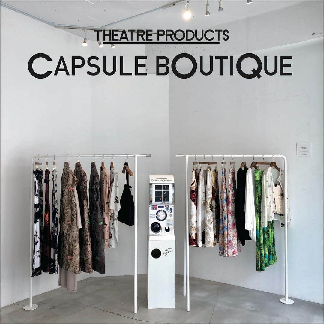 のインスタグラム：「--- 本日よりシアタープロダクツ表参道本店にて、”THEATRE PRODUCTS CAPSULE BOUTIQUE”が始まりました。 カプセルの中身は不定期で変わります。 ぜひお楽しみください！ ￥500／1回  #theatreproducts #シアタープロダクツ #omotesando #capsuleboutique #gacha #capuseltoy #piercedearrings  #keyholder #deadstockmaterial」