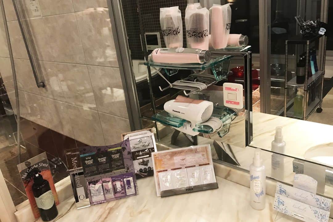 Loveinn Japanさんのインスタグラム写真 - (Loveinn JapanInstagram)「Mens amenity, women's amenity, hair electronic included hair dryer, and a hair curler. You don't have pack your big skin care or bath amenities pouch if you are checking in here.  #loveinnjapan #loveinnjapanpromo2019 #loveinnjapanrebate #lovehotel #couplehotel #hotels #greatdeals #inbound #traveljapan」3月22日 15時51分 - loveinnjapan