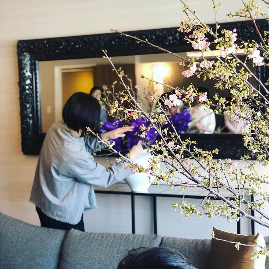 望月理恵さんのインスタグラム写真 - (望月理恵Instagram)「お花教室へ  桜の授業を受けてきました。 ソメイヨシノは空を這うように 伸びているので、 まっすぐには生けない。  ダイナミックなアレンジが とても素敵でした。  #花#花好き #先生のように #できるかな 😆」3月22日 16時03分 - mochiee28