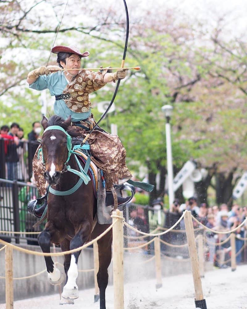 TOBU RAILWAY（東武鉄道）さんのインスタグラム写真 - (TOBU RAILWAY（東武鉄道）Instagram)「. 🚩Asakusa 🚩浅草 🚩아사쿠사 . . [Let's see Yabusame in Asakusa!] . You can see " Asakusa Yabusame" on April 20th (Sat.) Yabusame is a traditional Japanese ceremony in  which arrows are shot from the top of a running horse. There is an area for foreign tourists,  and English staff will be the guide on the day. How about to enjoy a unique event in Japan? Where to buy tickets: ·Taito Ward Office,  Tokyo Taito-ku, Higashi-Ueno 4-5-6 9F Tourism Division · Asakusa Culture Tourist Information Center 1F https://tic.jnto.go.jp/detail.php?id=1078 ※It is available to purchase from March 1st. . . [아사쿠사에서 야부사메를 보자!] . 4월20일 (토)에 "아사쿠사 야부사메"를 볼 수 있습니다. 야부사메는 달리는 말 위에서 과녁을 쏘는 일본의 전통적인 의식입니다. 외국인 관광객을 위한 블록이 설치되어 있고, 영어를 할 수 있는 직원이 안내합니다. 꼭 한번 일본 특유의 이벤트를 즐겨 보지 않겠습니까? 티켓 구입 장소 : 다이토구 구청 도쿄도 다이토구 히가시우에노 4-5-6  9층 관광과 아사쿠사 문화관광센터 1층 ※3월1일부터 구입 가능합니다. . . . #tobujapantrip #japan #asakusa #yabusame #asakusatokyo #japanlandscape  #photo_shorttrip #photo_travelers  #jp_gallery #instatravel #worldcaptures  #travelingram #bestjapanpics #lovejapan #japan_of_insta  #moodygrams #beautifuljapan #아사쿠사 #풍경스타그램 #여행스타그램 #여행 #일본여행 #여행기록 #여행스냅 #승마」3月22日 15時54分 - tobu_japan_trip