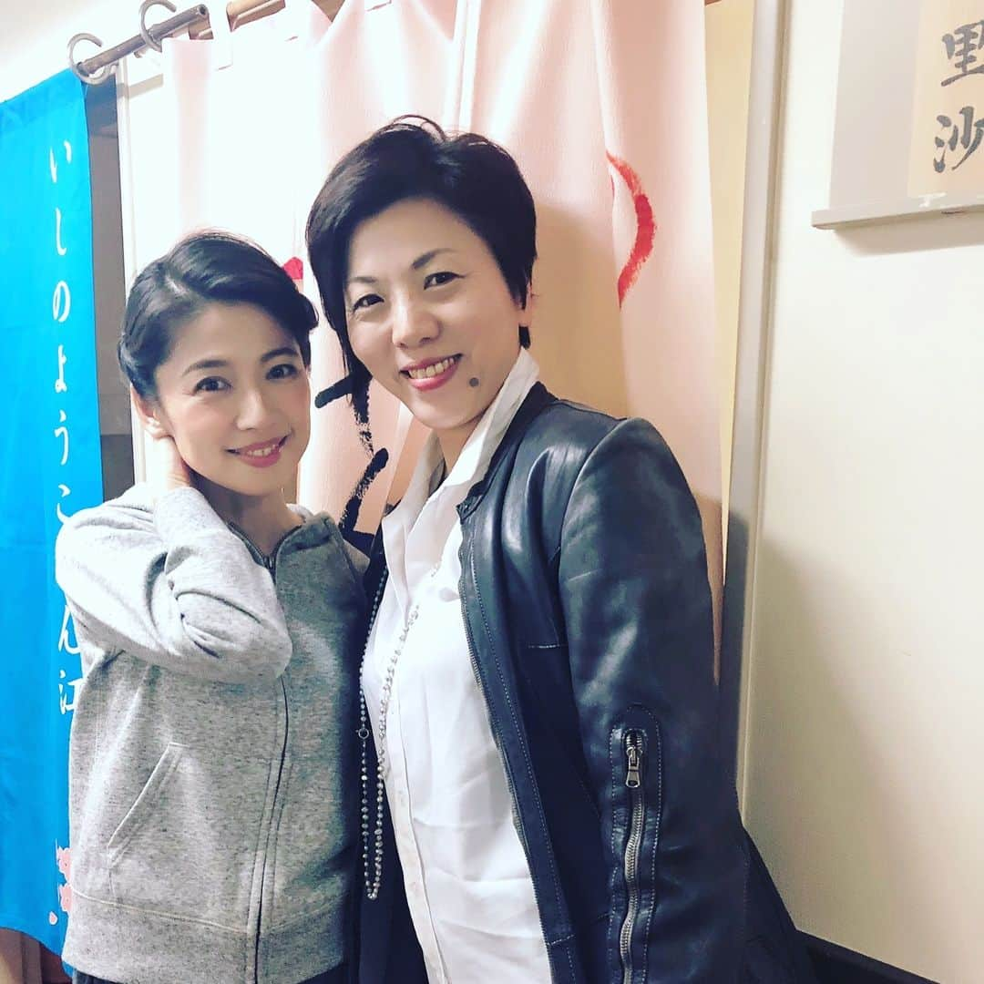 純名里沙さんのインスタグラム写真 - (純名里沙Instagram)「舞台『トリッパー遊園地』🎡 ついに、明日千秋楽を迎えます。 お陰様で連日沢山のお客様にご来場いただいて有難い毎日です！ ・ なかなか体力的にもハードな作品なのですが、温かいお客様、スタッフの皆さま、キャストの皆さまのお陰でがんばれます（＾＿＾）☆ ・ 写真は一昨日観に来てくださった、中井美穂さん、オペラ歌手の、増井めぐみさん、昨日来てくれた同期の大洋あゆ夢と楽屋にて！ ・ あ、それから、ロビーにて最新アルバム『う・た・が・た・り』と、『silent love』販売していただいてます😭💕 是非、お手にとってみてくださいね。 （エスカレーター付近です） 5/26ライブチラシも置いて頂いてますので、（入り口付近）見てみてくださいね^ - ^ ・ では、18時公演も顔晴ります🌞❣️✨ ・ #純名里沙 #risajunna #トリッパー遊園地 #がんばっております #CD #チラシ #見てみてね」3月22日 15時56分 - risajunna3158