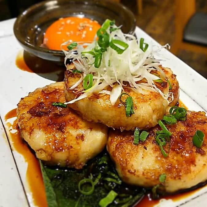 九州うまか 北浜店のインスタグラム：「つくねのタレ焼きでございますよ。  #九州うまか#九州うまか北浜店#北浜#淀屋橋#天満橋#京橋#肥後橋#堺筋本町#大阪#大阪グルメ#居酒屋#日本酒#焼酎#純米#泳ぎイカ#もつ鍋#九州料理#九州#博多#福岡#鹿児島#宮崎#佐賀#長崎#大分#熊本#肉#鶏#つくね」