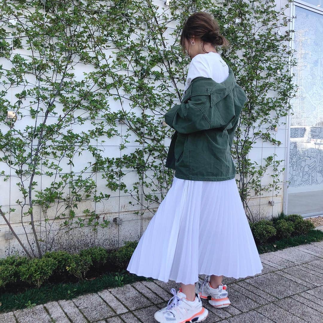 のインスタグラム：「今日から @titivatejp さんとの 2019ssのタイアップ第2弾が 公開中です❤️ この日のコーデも @titivatejp の プリーツスカートとジャケット 😍  ぜひチェックしてみてください☺️ #titivate #ティティベイト #titivatestyle #@titivatejp #お出かけコーデ」