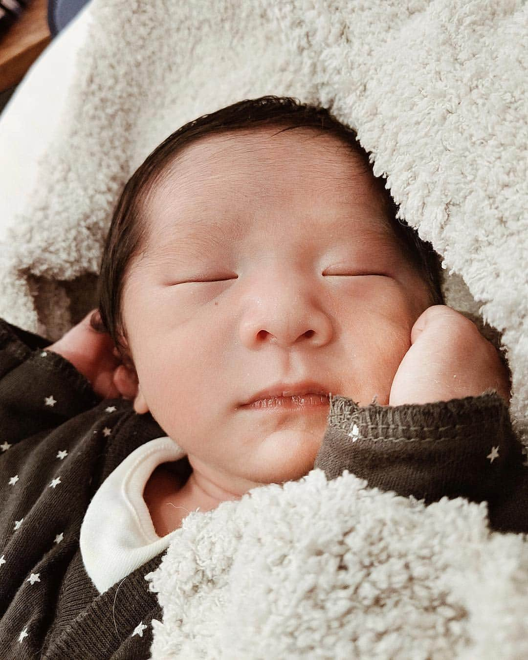 ソンイさんのインスタグラム写真 - (ソンイInstagram)「じーーー👀 ぼく 生後7日すぎました👶🏻🍼 「感じたことを大切に、優れた感性や表現力を持ち、心が豊かで思いやりのある素直な子に育ってほしい」 と願いを込めて、旦那さんが名前をつけてくれました🕊 #新生児 #生後7日 #男の子ベビー #お七夜 #命名」3月22日 16時18分 - sunwei1013