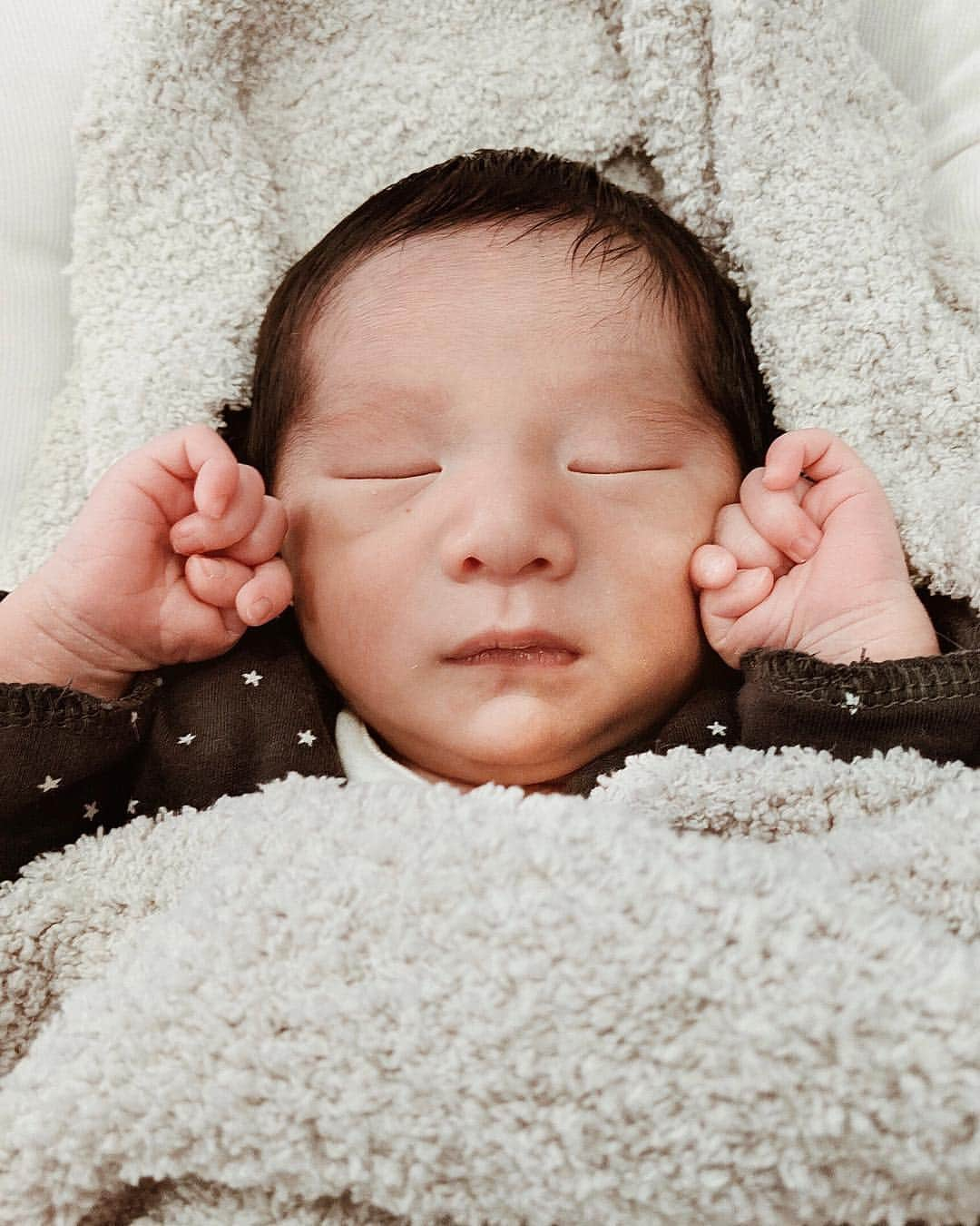 ソンイさんのインスタグラム写真 - (ソンイInstagram)「じーーー👀 ぼく 生後7日すぎました👶🏻🍼 「感じたことを大切に、優れた感性や表現力を持ち、心が豊かで思いやりのある素直な子に育ってほしい」 と願いを込めて、旦那さんが名前をつけてくれました🕊 #新生児 #生後7日 #男の子ベビー #お七夜 #命名」3月22日 16時18分 - sunwei1013